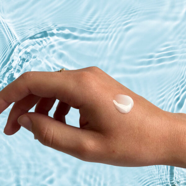 Lotion bleue DEZALE sur la main